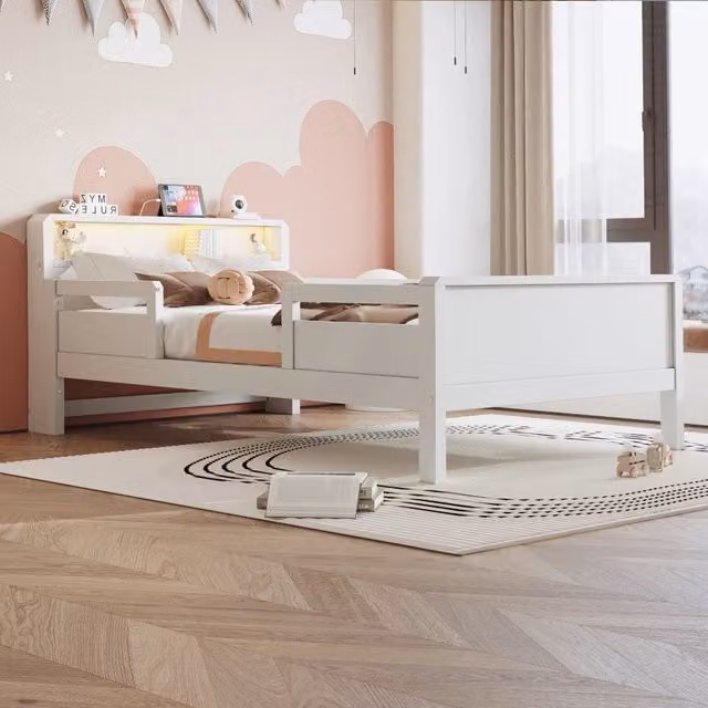 Letto singolo Mivray bianco con illuminazione LED, porte USB e Type-C, testiera con vano contenitore e sponde in legno, L/P: 90 x 200 cm