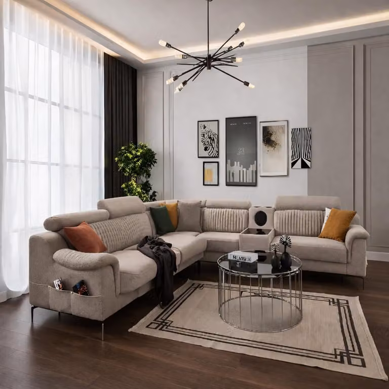 Comodo divano ad angolo a forma di U con dettagli eleganti e cuscini