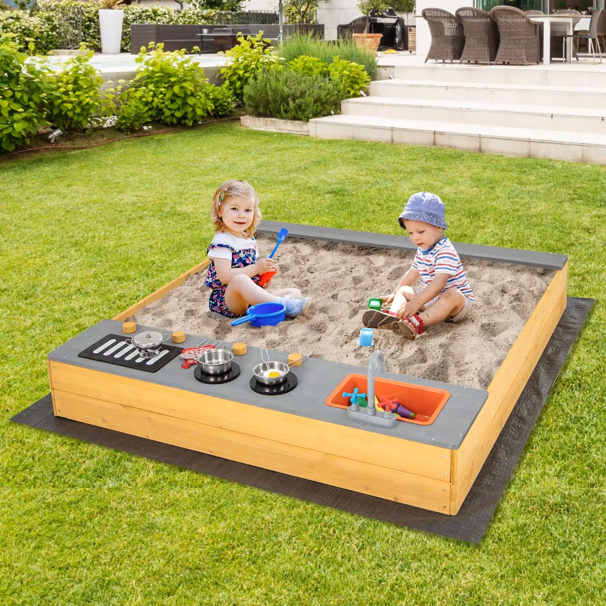 Area giochi per bambini Costway con sabbiera in legno, accessori da cucina e panca, colore marrone
