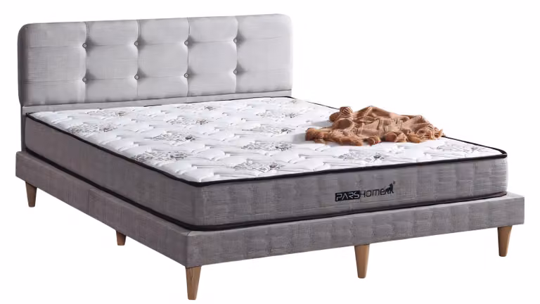 Komfortables Bett mit grauem Stoffbezug und stilvollen Holzbeinen
