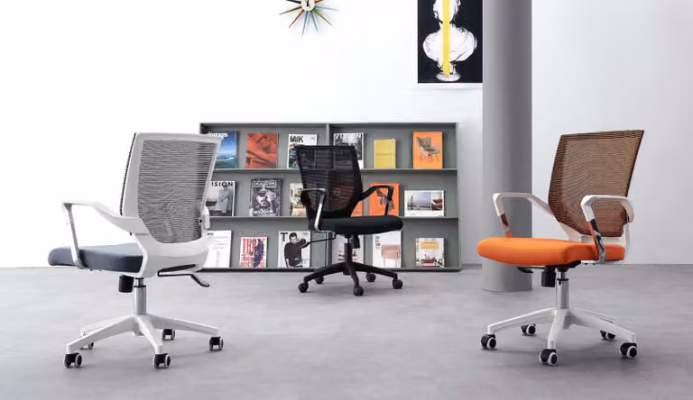 Moderner Stoffstuhl in Beige für eleganten Sitzkomfort