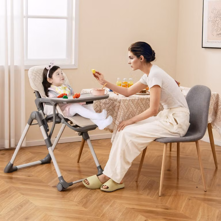 Seggiolone pieghevole Costway per bambini con vassoio staccabile e poggiapiedi regolabile, Beige