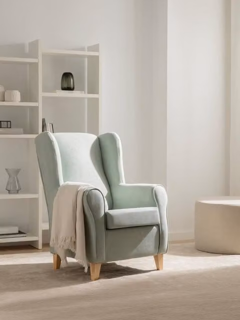 Poltrona Dan Kenay Home rivestita in tessuto verde con struttura in legno e braccioli per il tuo living o camera da letto