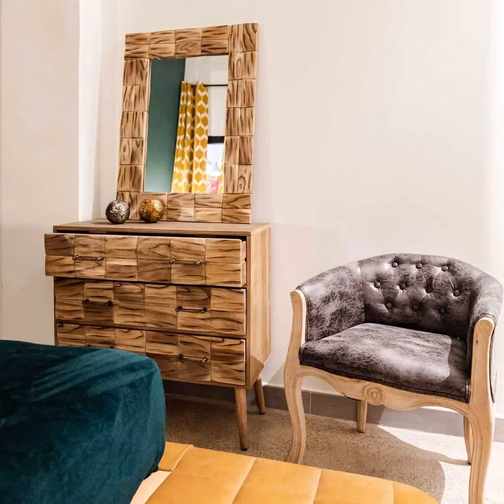 Poltrona tub in ecopelle nera con struttura in legno WANDERLUST DECO L/P/H: 61 x 61 x 71 cm – 2