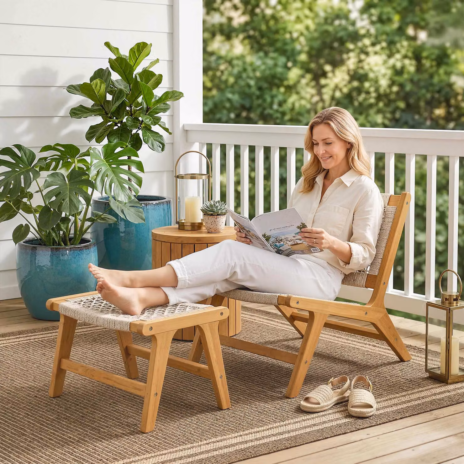 Set da giardino Outsunny composto da poltrona lounge e poggiapiedi in legno di acacia FSC e rattan in stile boho, colore beige e marrone – 2