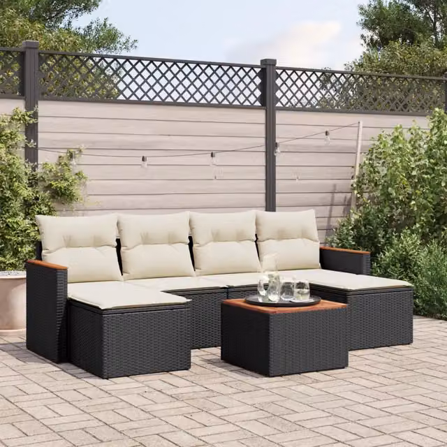 Set da giardino moderno vidaXL composto da 7 pezzi con divano a 3 posti, poltrona lounge, tavolino da caffè e pouf in rattan con cuscini bianchi e struttura in metallo nero – 1