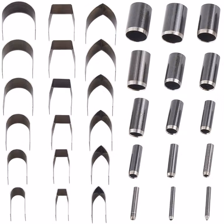 Set di 33 pezzi per foratura e taglio del cuoio, inclusi punzoni cavi, utensili multifunzione, forbici per angoli, e strumenti per la lavorazione del cuoio, ideali per progetti fai-da-te, creazione di cinture, borse e decorazioni. Realizzato in acciaio in