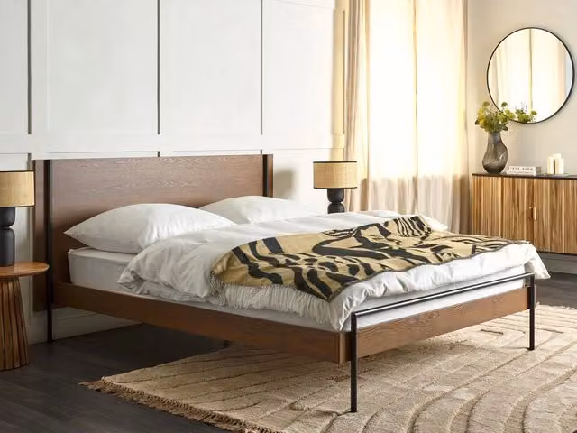 Letto Beliani moderno in frassino marrone con rete a doghe e gambe in metallo L/P/H: 208 x 160 x 184 cm