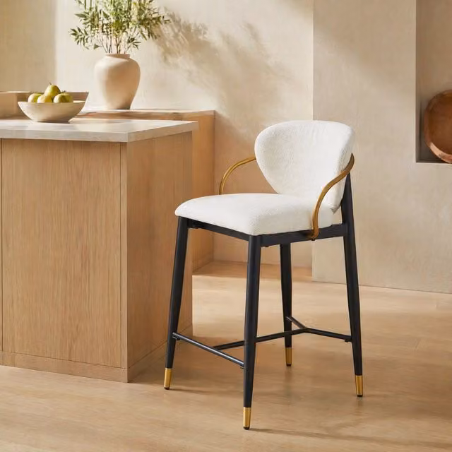 Set di 2 sgabelli da bar ULEVR in tessuto beige con schienale e poggiapiedi, struttura in metallo nero e oro