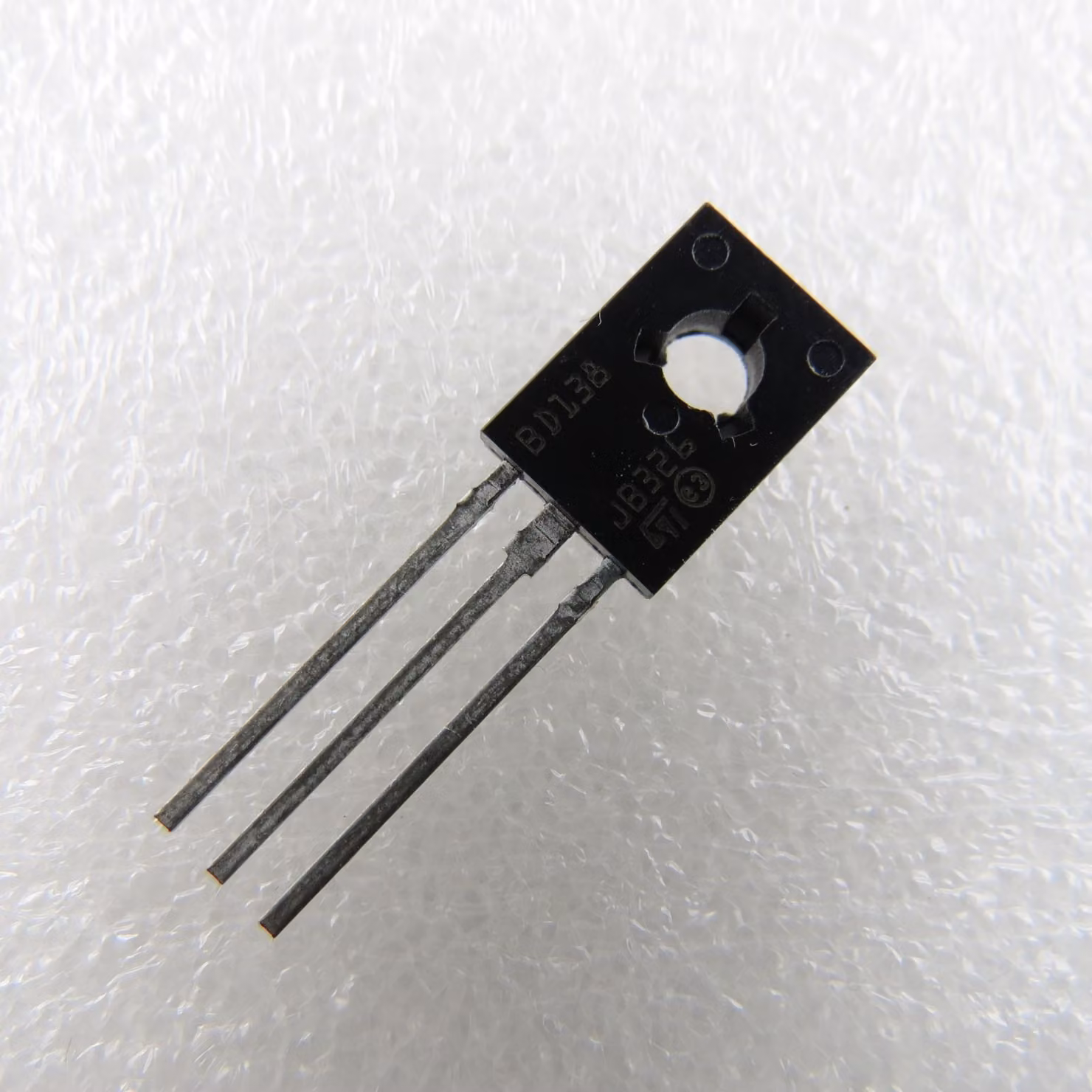 Transistor BD138: PNP; bipolare; 60V; 1,5A; 12W; TO126. Transistor PNP a montaggio su circuito stampato