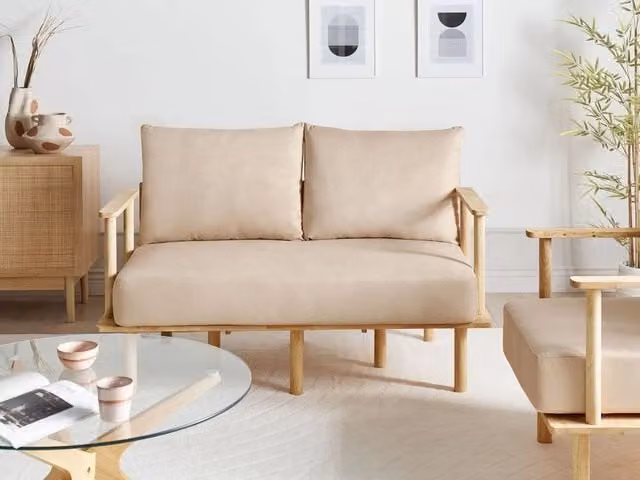 Divano a 2 posti BELIANI in stile minimalista con struttura in legno massello e rivestimento in tessuto beige con coperture rimovibili L: 133 cm, P: 74 cm, H: 87 cm – 1