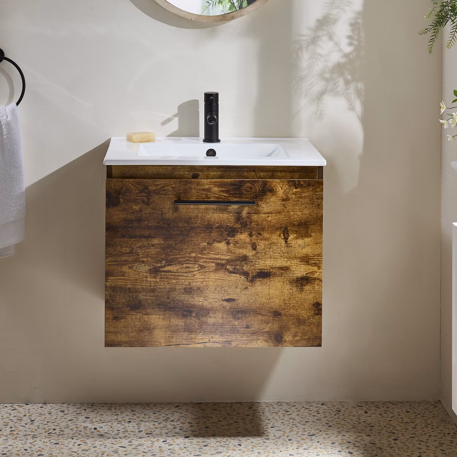 Mobile Bagno Rovere Scuro Sospeso da 600mm con Lavabo e Maniglia Nere con Barra a T - Cluo