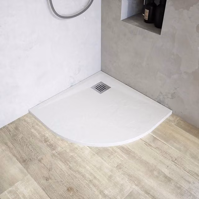 Piatto doccia semicircolare Milos in marmoresina bianca effetto pietra, antiscivolo e a filo pavimento, L/P: 90 x 90 cm, H: 3 cm – 1