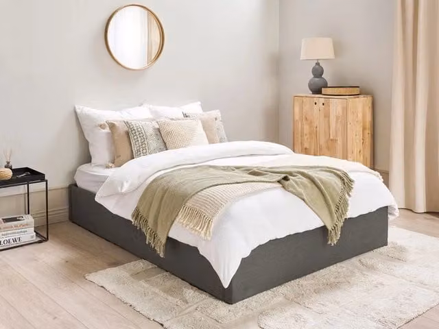 Letto contenitore modello Ottomana Beliani con doghe in legno e rivestimento in tessuto grigio, design moderno, L/P/H: 200 x 140 x 31 cm – 1