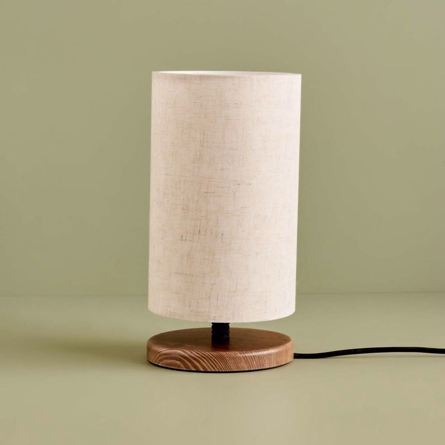 Opviq, lampada da tavolo di alta qualità, color crema, altezza 30 cm | 100% tessuto, base in legno, diametro del paralume: 15 cm, altezza: 24 cm | Attacco E14, max. 40 W | Design scandinavo per interni moderni.