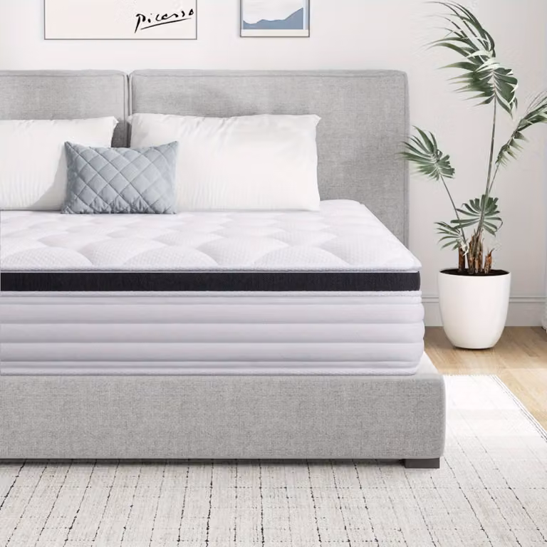 Materasso ibrido in memory foam, disponibile in due altezze (20 cm e 22 cm), con sistema di supporto a 7 zone e molle insacchettate per un comfort ottimale e una temperatura ideale durante il sonno. Disponibile nelle dimensioni: 90x200 cm, 120x200 cm, 140