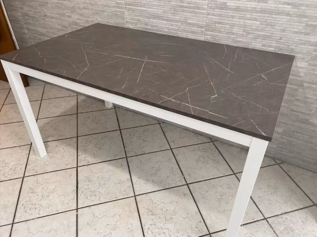 Tavolo allungabile moderno Mobili 2G con piano in nobilitato finitura marmo bianco L: 110 cm, P: 70 cm, H: 75 cm – 1
