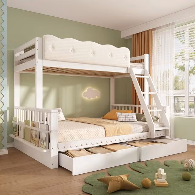 Letto a castello Mivray in legno bianco con cassetti, portariviste e scala inclinata, dimensioni L/P/H: 145 x 90 x 204 cm e 145 x 140 x 204 cm