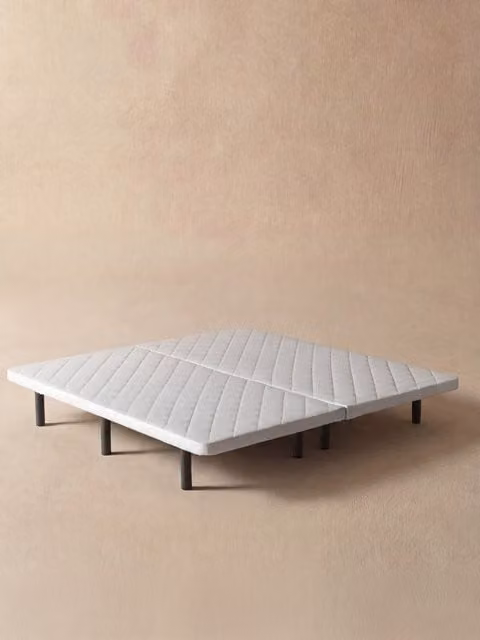 Base letto imbottita Dama Kenay Home con design geometrico in tessuto L: 200 cm, P: 190 cm
