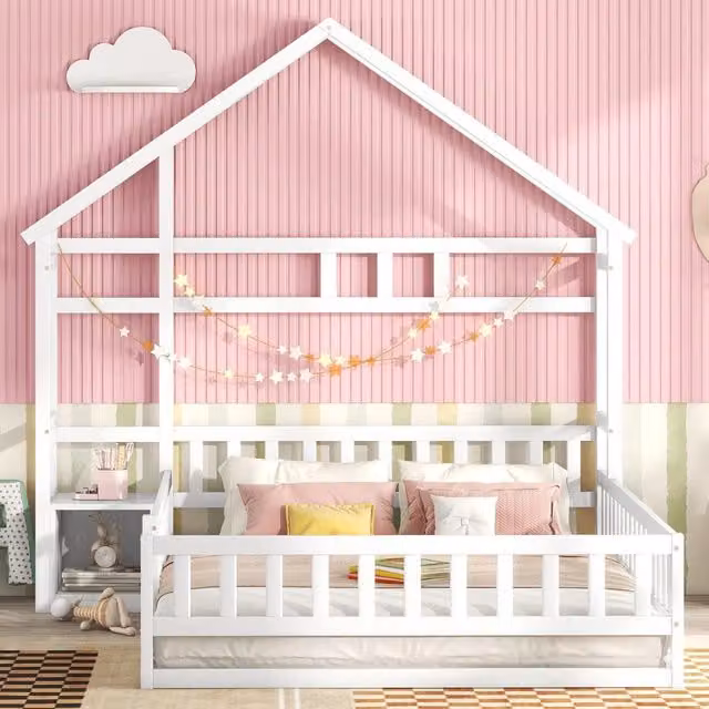 Letto a casetta per bambini OKWISH in pino bianco con comodino e barriera laterale, L/P/H: 200 x 140 x 103 cm