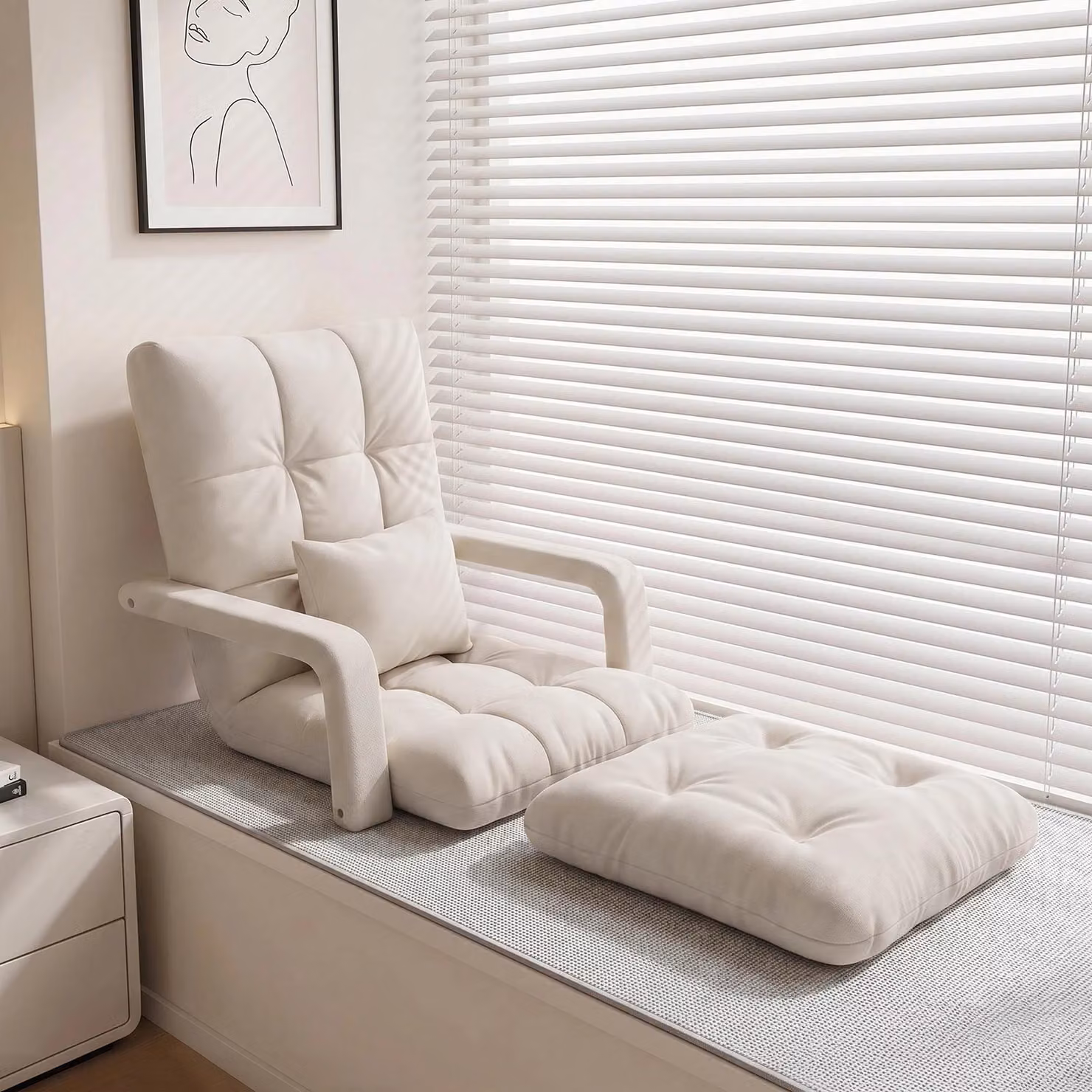 Sedia reclinabile con poggiatesta, ideale per il relax, con braccioli. Schienale regolabile in 5 posizioni. Sedia da lettura in stile tatami. Base antiscivolo. Imbottitura in fibra morbida. Colore: crema