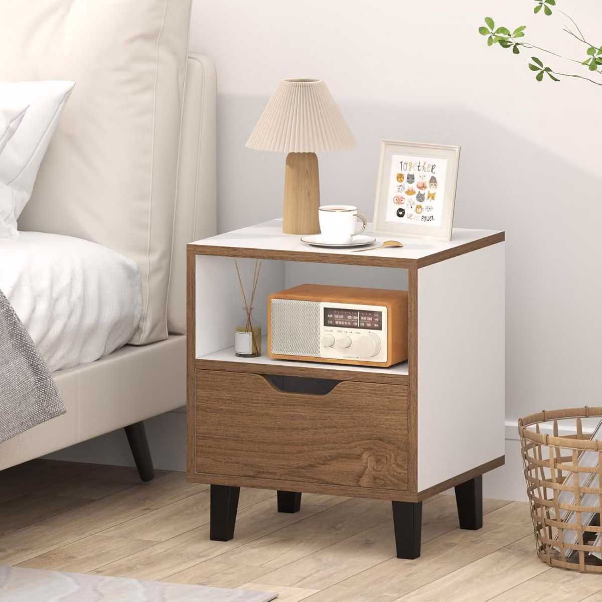 Comodino Costway moderno con cassetto e scomparto aperto, tavolino da letto con gambe in metallo, disponibile in bianco o marrone