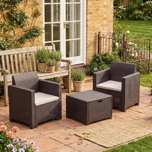 Set da giardino Apis DMORA con poltrone lounge e tavolino da caffè, effetto rattan marrone, resistente alle intemperie e con cuscini inclusi