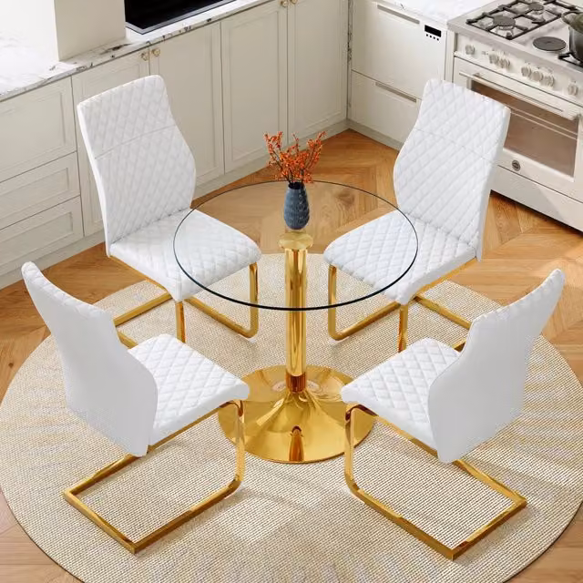 Set tavolo e sedie: tavolo rotondo in vetro Ø85 cm con struttura in metallo dorato, stile leggermente lussuoso, abbinato a 4 sedie da pranzo moderne bianche e oro
