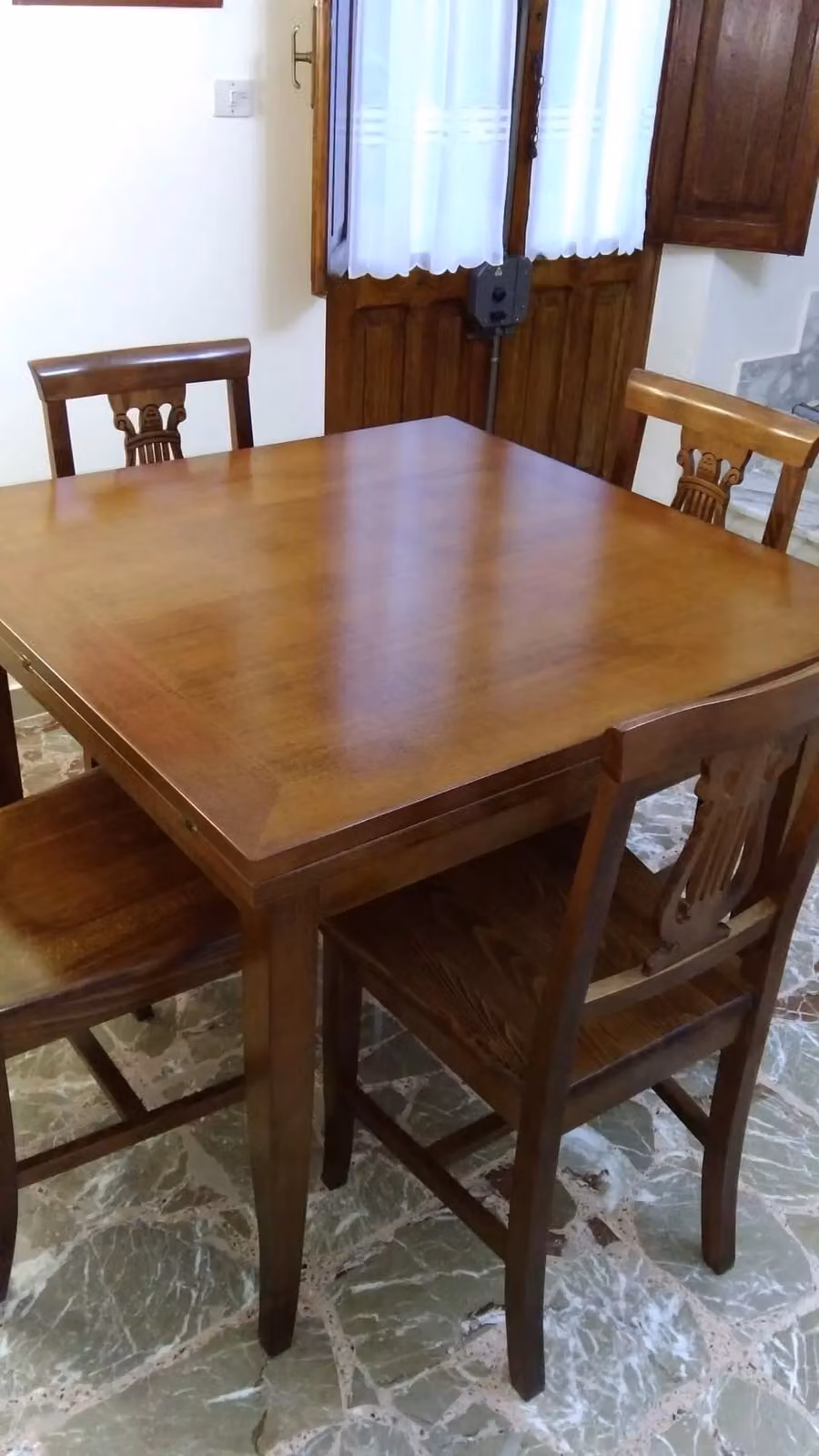 Tavolo da pranzo quadrato in legno noce marrone con gambe a sciabola, allungabile a libro, Mobili 2G, L/P: 90 x 90 cm – 2
