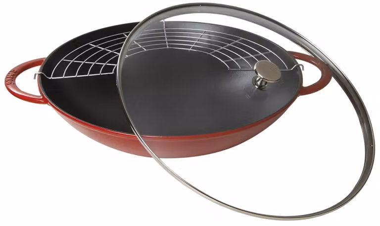 Wok in ghisa per induzione colore rosso con maniglie e coperchio in vetro , diam. 37cm
