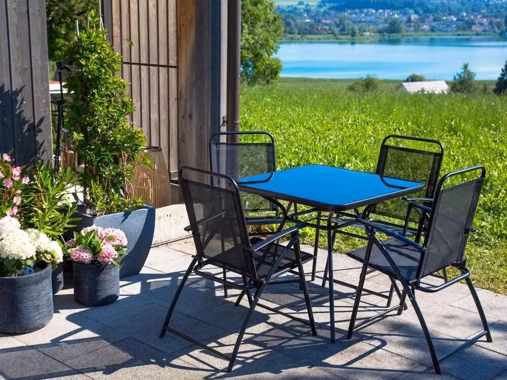 Set da pranzo da esterno Beliani composto da 5 pezzi con tavolo quadrato in vetro e 4 sedie pieghevoli in acciaio nero per giardino, terrazzo o balcone – 2