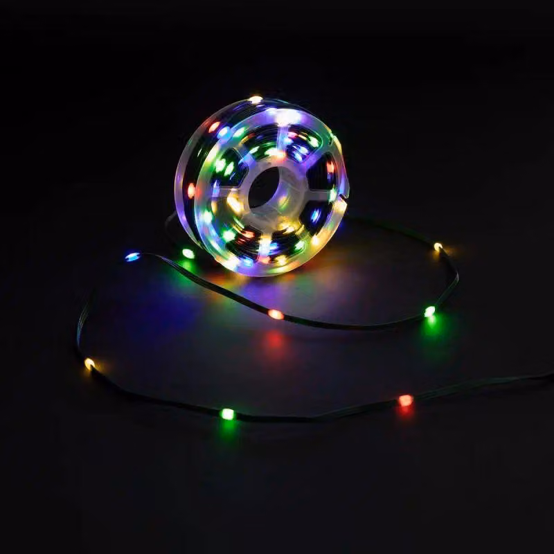 Catena di micro-luci con 24 elementi, 200 LED colorati, lunghezza totale di 22,9 metri, avvolta su un rotolo. Timer di 8 ore, 8 modalità di illuminazione, adatta per interni ed esterni