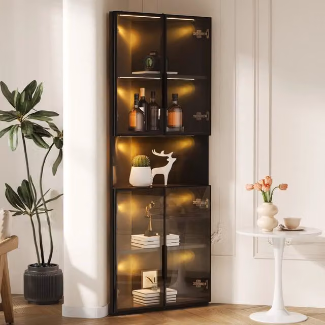 Vetrina angolare triangolare in MDF nero con LED; vetro temperato e ripiano aperto; 62 x 32 x 160 cm