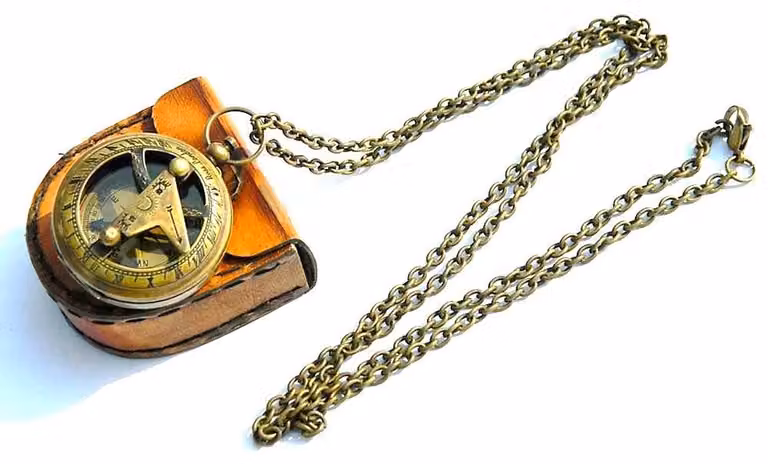 Collana bussola solare in ottone, diametro 47 mm, con custodia in pelle