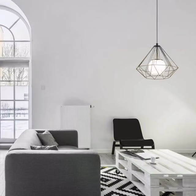 Lampadario a sospensione design Vernham Eglo nero con paralume in metallo e vetro, attacco E27
