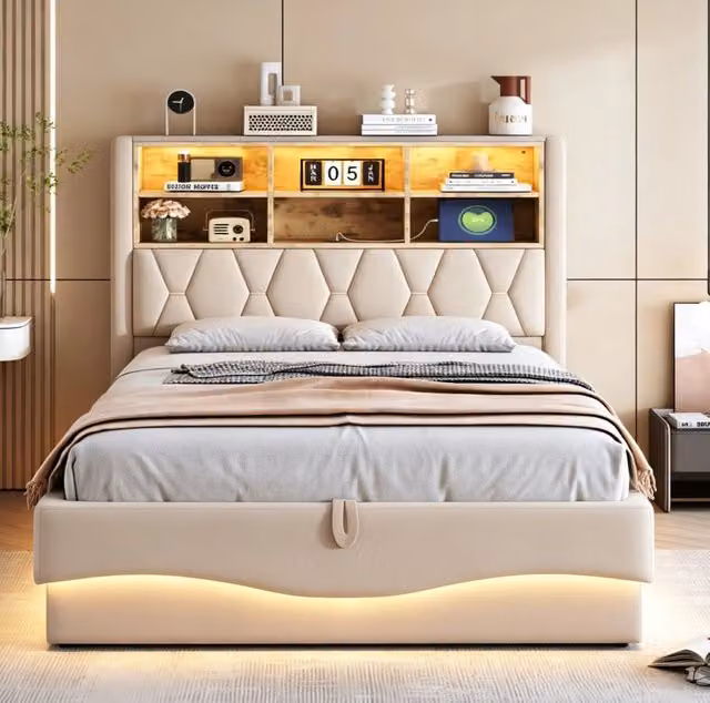 Letto imbottito 140x200 cm con contenitore idraulico, illuminazione LED controllabile via app, rete a doghe in metallo e rivestimento in lino beige