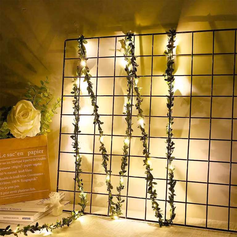 Catena luminosa con 30 LED, 2 metri di lunghezza, alimentazione USB, decorata con foglie di edera verdi, luce bianco caldo