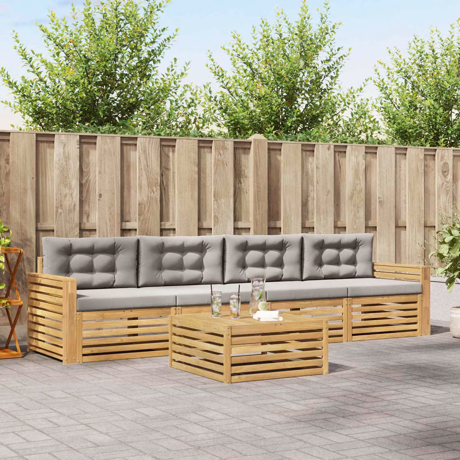Set di mobili da giardino vidaXL composto da 5 pezzi in legno di acacia con divano a 3 posti, poltrone e tavolino da caffè, colore bianco e grigio