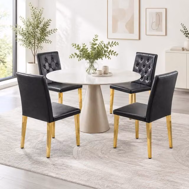 Set di 4 sedie da pranzo MIVRAY in similpelle nera con schienale trapuntato geometrico e gambe in metallo dorato lucido