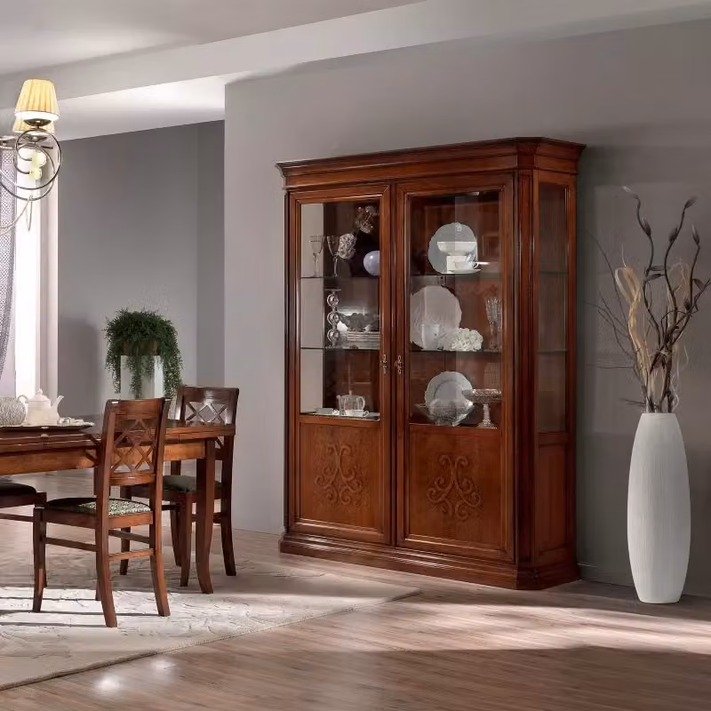 Vetrina classica Mobili 2G con 2 ante in vetro e intarsio in legno marrone L: 162 cm, P: 54 cm, H: 217 cm – 2