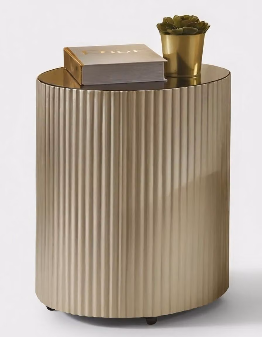Elegante tavolino color oro con design scanalato e struttura in metallo