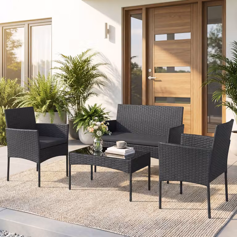 Set salotto da giardino Costway in rattan nero composto da 4 pezzi con divano, poltrone, tavolino in vetro e cuscini per esterno
