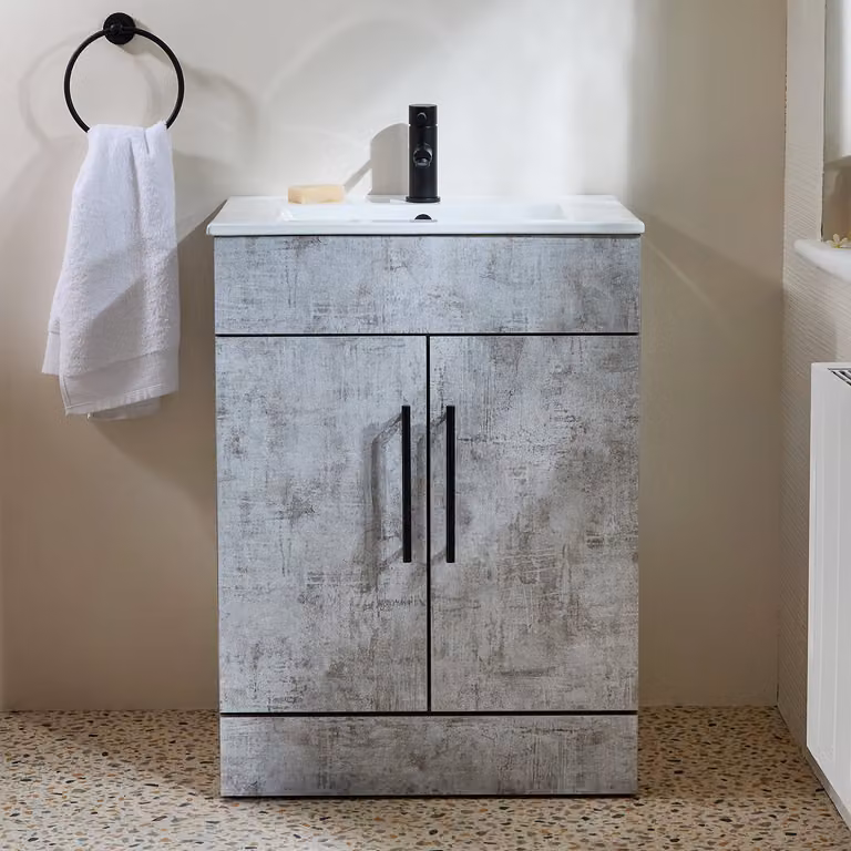 Mobile Bagno a Terra Grigio Cemento da 610mm con Lavabo e Maniglie Nere con Barra a T - Cluo