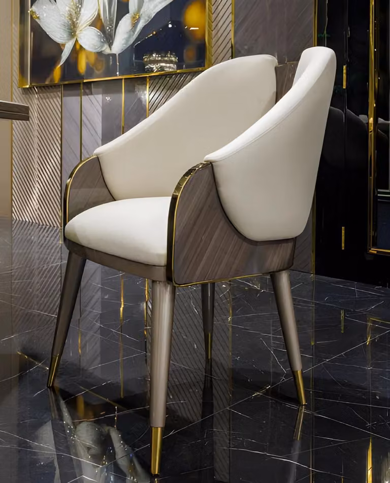Elegante sedia con dettagli dorati e rivestimento di alta qualità