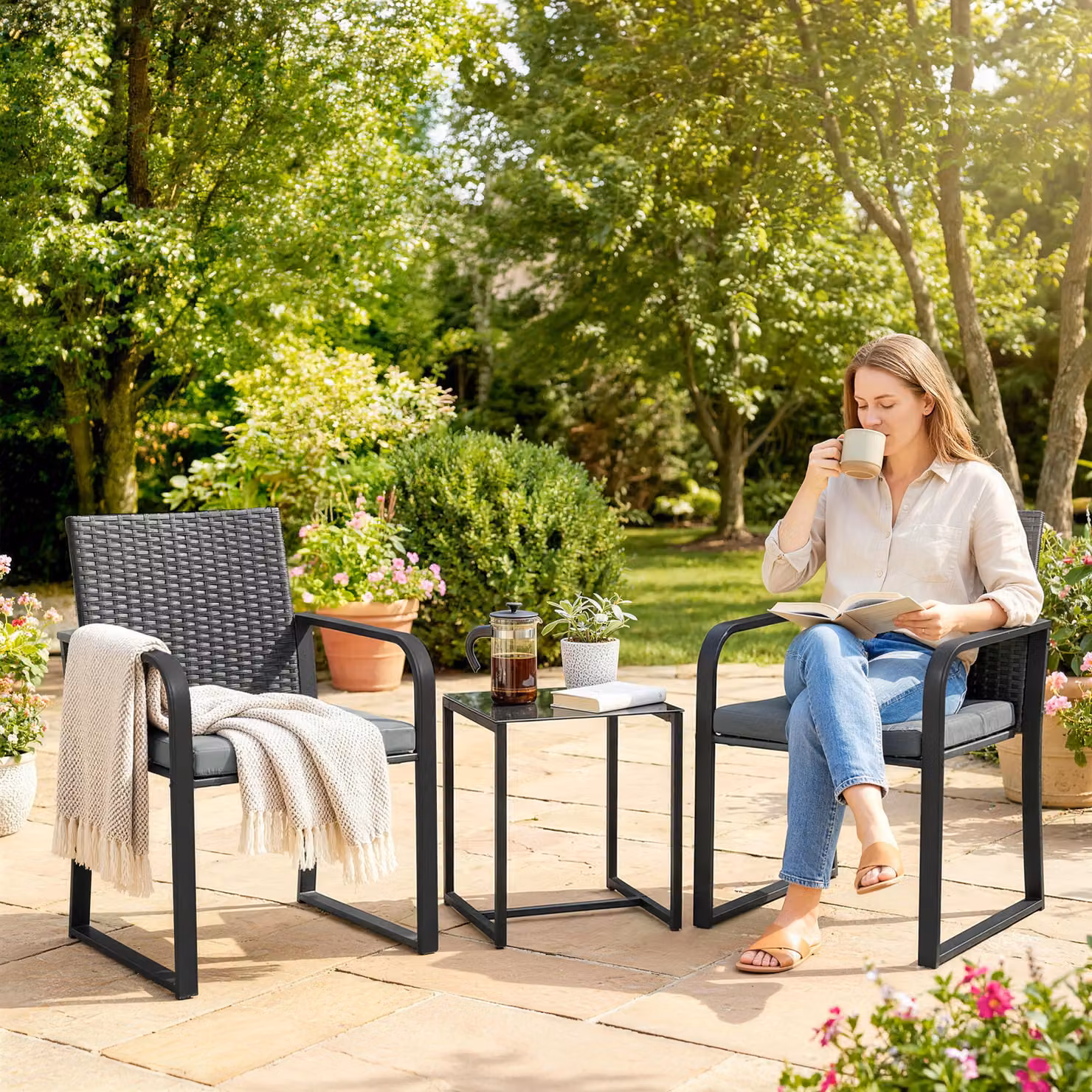 Set di mobili da giardino Outsunny in rattan sintetico grigio con 2 sedie, cuscini e tavolino con piano in vetro – 2