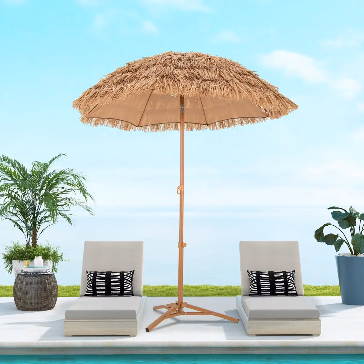Ombrellone da spiaggia in paglia stile Hawaiano Costway marrone con inclinazione a pulsante e base pieghevole, Diametro: 200 cm