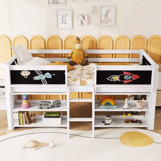 Letto a soppalco basso 90x200 con ripiani; scaletta e lavagna; in pino e MDF; bianco per cameretta