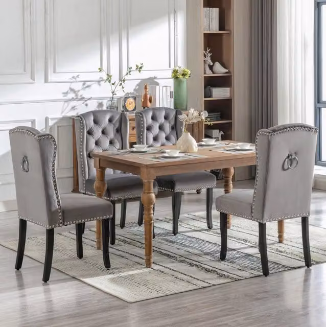 Set di 4 Sedie da Pranzo in Velluto Grigio con Gambe in Rovere, Dettagli con Bottoni, Borchie Cromate e Pomolo