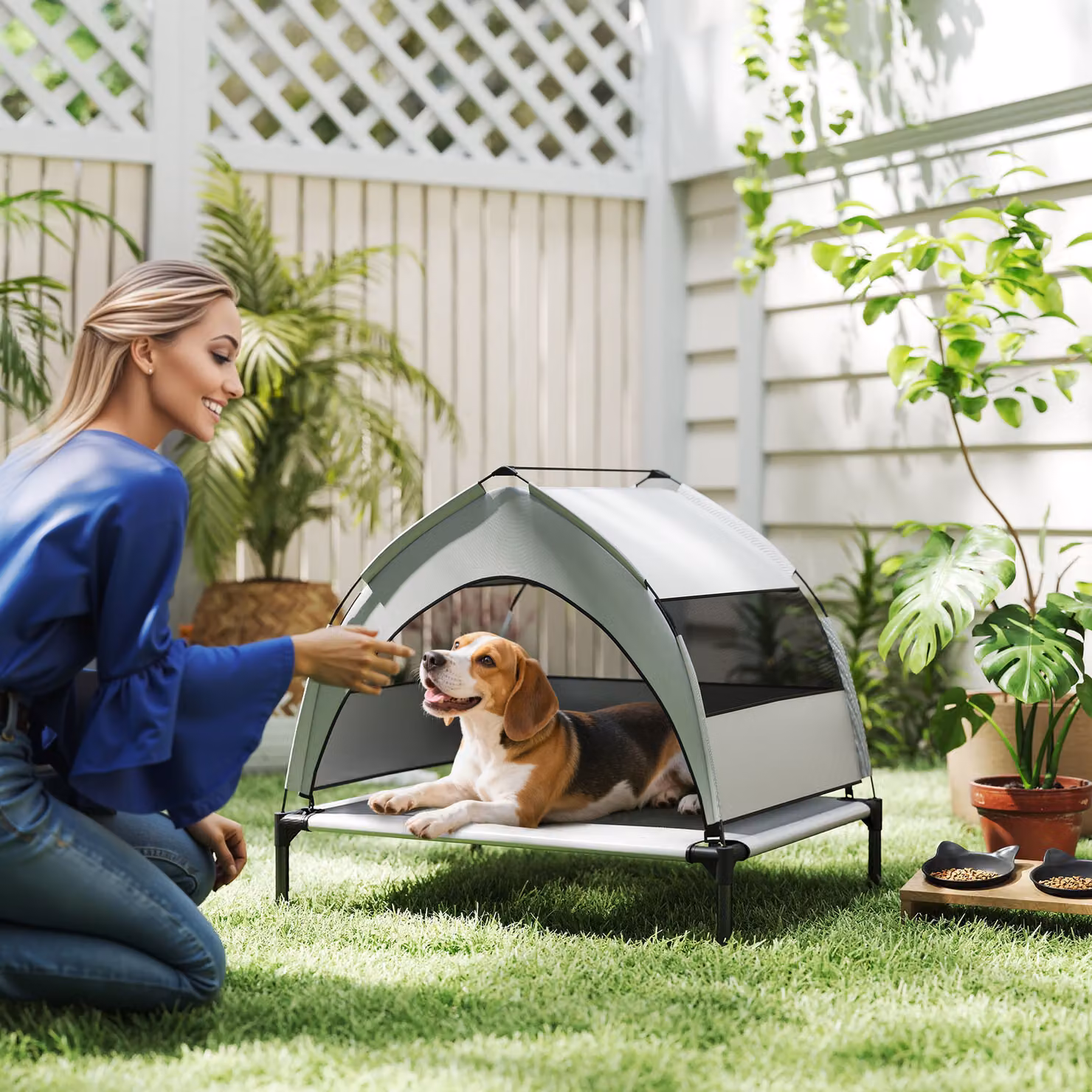 Cuccia da esterno rialzata PawHut con tetto e telaio in acciaio per cani di taglia media, Grigio chiaro, L: 76 cm, P: 61 cm, H: 70 cm – 2