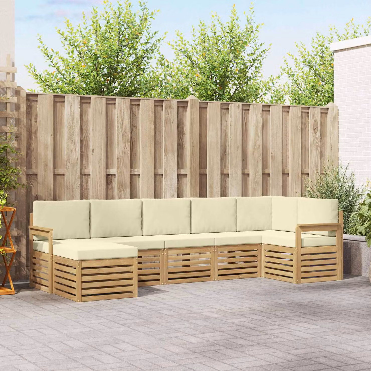 vidaXL Set di divani da esterno a L in legno di acacia con cuscini, Bianco e Beige